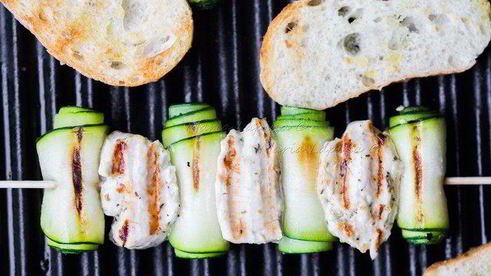 лимонно-горчичные куриные шашлычки с рулетиками из цукини