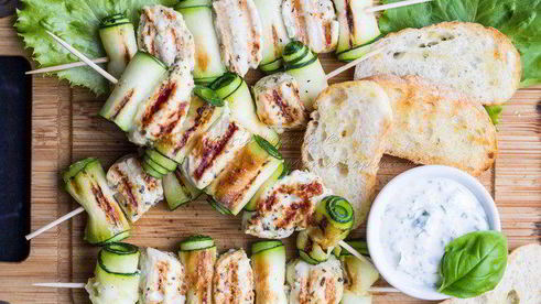 лимонно-горчичные куриные шашлычки с рулетиками из цукини