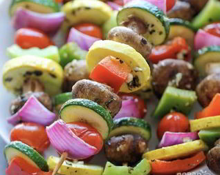 Овощной шашлык на мангале