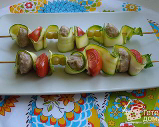 Шашлычки из фрикаделек с виноградом и помидорами