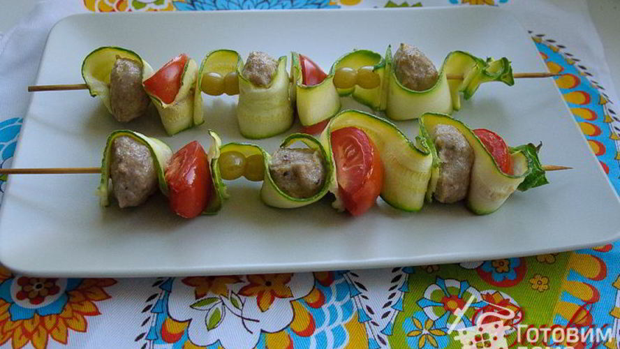 Рецепт шашлычки из фрикаделек с виноградом и помидорами