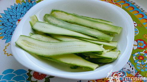 шашлычки из фрикаделек с виноградом и помидорами