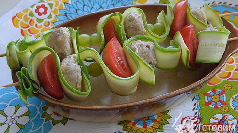 шашлычки из фрикаделек с виноградом и помидорами