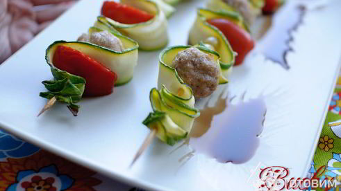 шашлычки из фрикаделек с виноградом и помидорами