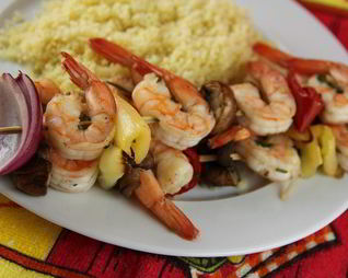 Шашлычки из креветок с овощами и грибами