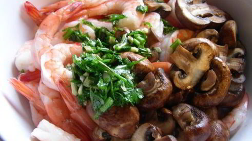 шашлычки из креветок с овощами и грибами