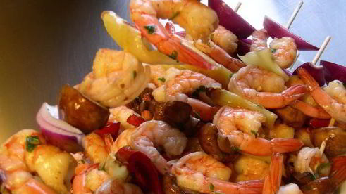 шашлычки из креветок с овощами и грибами