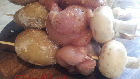 шашлычки из курочки с молодой картошечкой и шампиньонами