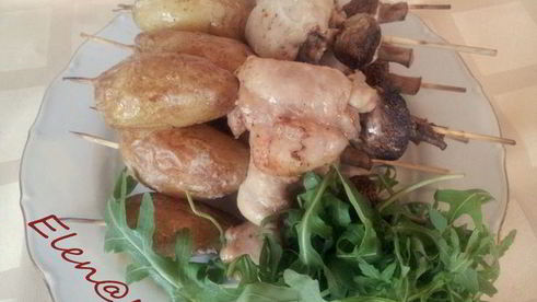 шашлычки из курочки с молодой картошечкой и шампиньонами