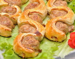 Шашлычки со слоеным тестом на шпажках