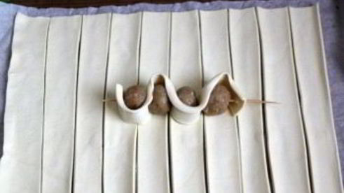 шашлычки со слоеным тестом на шпажках