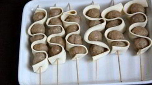 шашлычки со слоеным тестом на шпажках