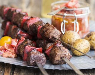 Шашлык из говядины с острой сальсой