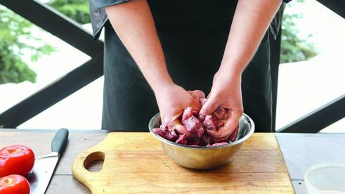 шашлык из говядины с острой сальсой