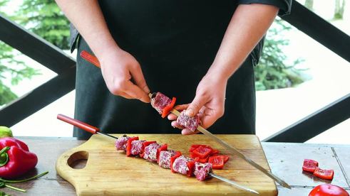 шашлык из говядины с острой сальсой