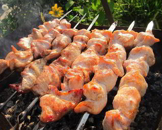 Шашлык из индейки с салатом из красного лука и помидор