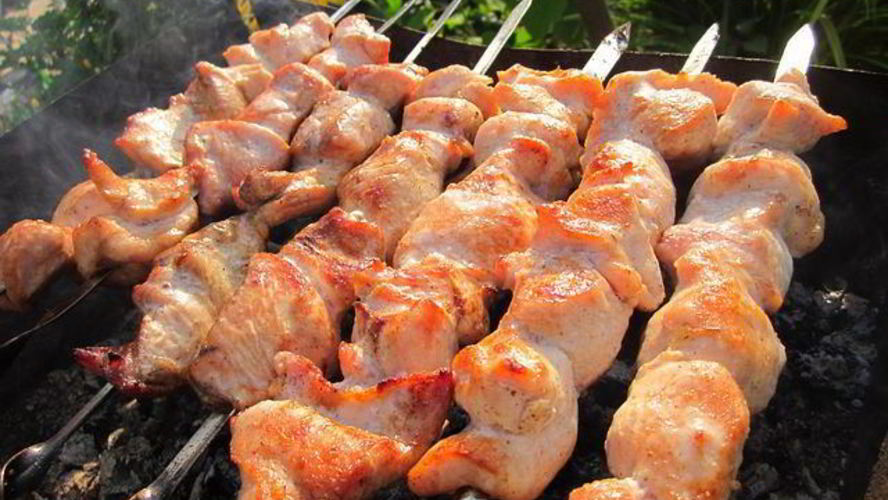 Рецепт шашлык из индейки с салатом из красного лука и помидор