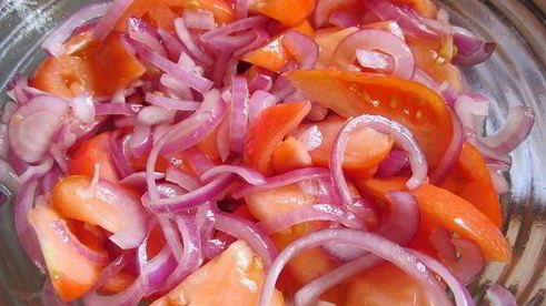 шашлык из индейки с салатом из красного лука и помидор