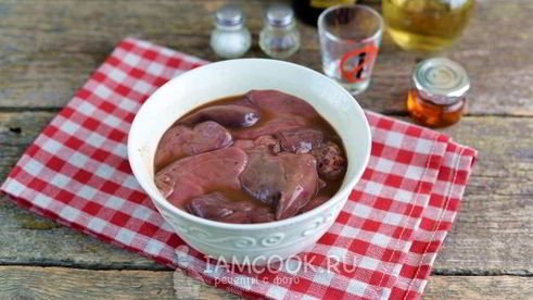 шашлык из индюшиной печени в беконе на сковороде-гриль