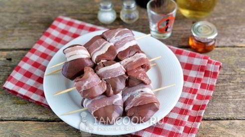 шашлык из индюшиной печени в беконе на сковороде-гриль