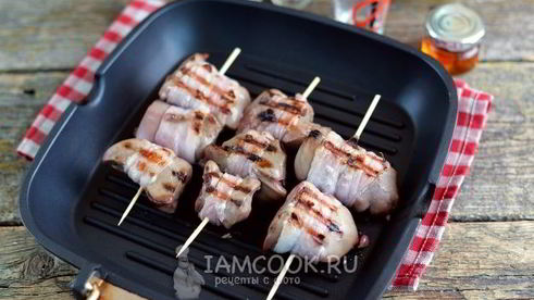 шашлык из индюшиной печени в беконе на сковороде-гриль