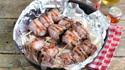 шашлык из индюшиной печени в беконе на сковороде-гриль