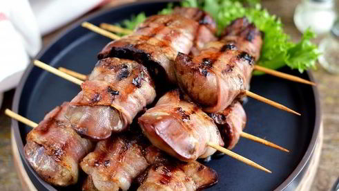 шашлык из индюшиной печени в беконе на сковороде-гриль