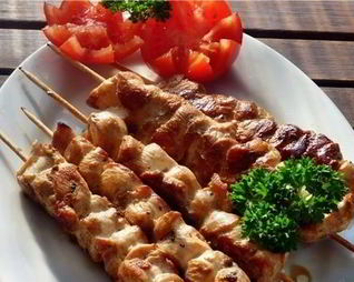 Шашлык из куриного филе с чесноком в духовке