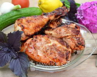 Шашлык из курицы в томатном соусе с базиликом