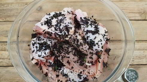 шашлык из курицы в томатном соусе с базиликом