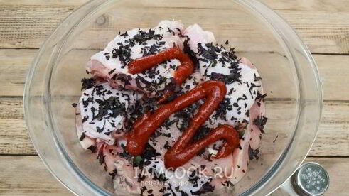 шашлык из курицы в томатном соусе с базиликом