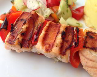 Шашлык из лосося с черри в розмариновом маринаде