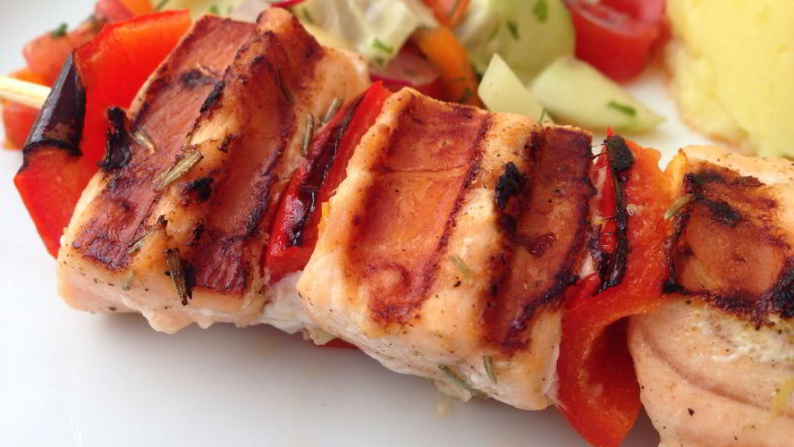 Рецепт шашлык из лосося с черри в розмариновом маринаде