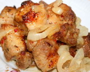 Шашлык из свинины на луковой подушке в духовке