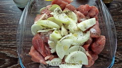 шашлык из свинины с лимоном и луком