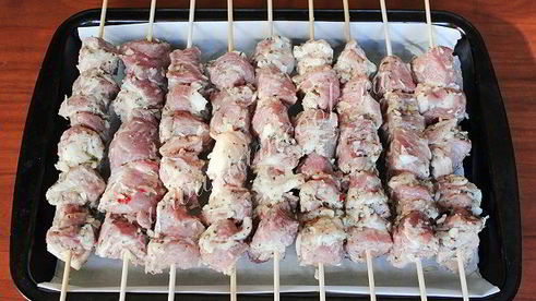 шашлык из свинины в духовке на противне