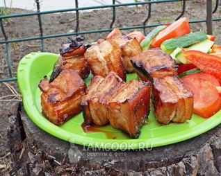 Шашлык из свиной грудинки в томатно-соевом маринаде с медом