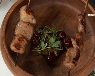 Шашлык из вишневого поросенка с розмарином