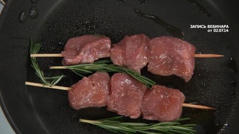 шашлык из вишневого поросенка с розмарином