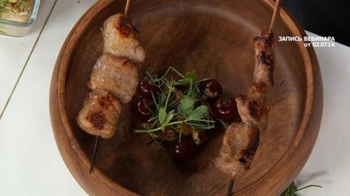 шашлык из вишневого поросенка с розмарином