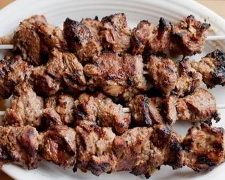 Шашлык из ягненка с лимонно-сырным соусом