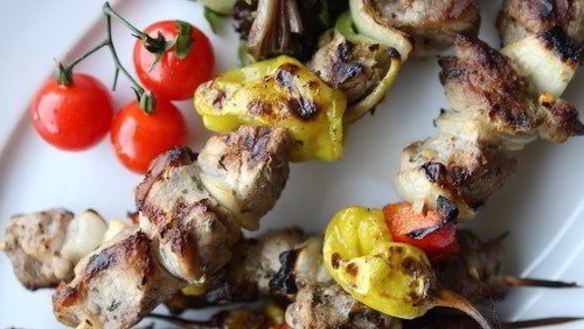 Рецепт Шашлыки из гусиных грудок, бекона, лука и зеленого перца