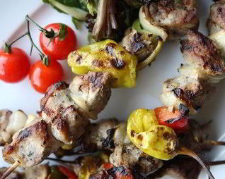 Шашлыки из гусиных грудок, бекона, лука и зеленого перца