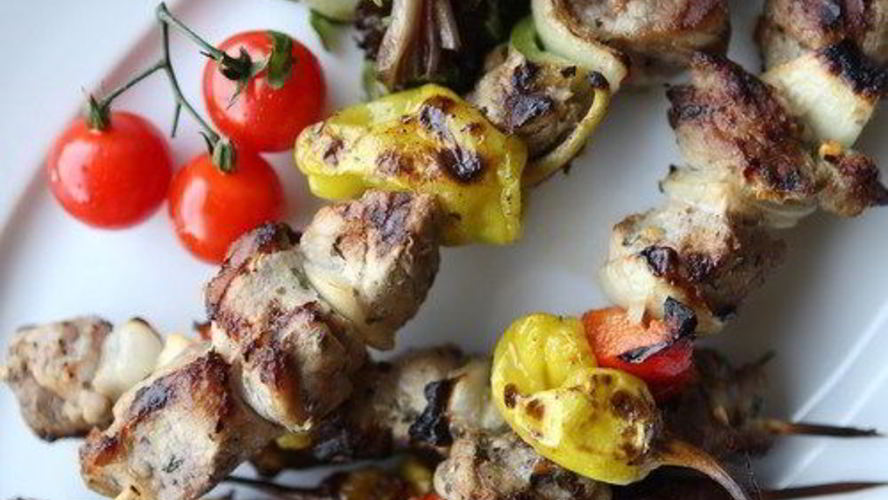 Рецепт шашлыки из гусиных грудок, бекона, лука и зеленого перца