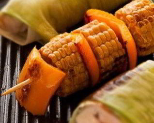 Шашлыки из разноцветных перцев и кукурузы на гриле в ароматном масле с кумином