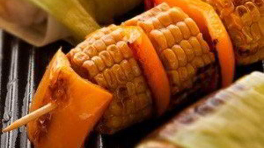 Рецепт шашлыки из разноцветных перцев и кукурузы на гриле в ароматном масле с кумином