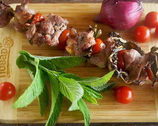 Шашлыки из ягненка с помидорами и мятой