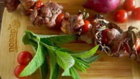 шашлыки из ягненка с помидорами и мятой