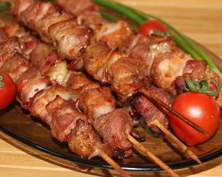 Свиные шашлычки с копченой грудинкой