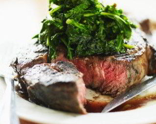 Говяжий стейк и сливочный шпинат с голубым сыром